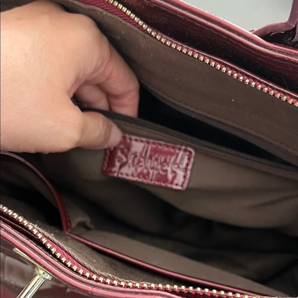 Elegant Burgundy Crocodile-Embossed Satchel - Picture 14 of 15